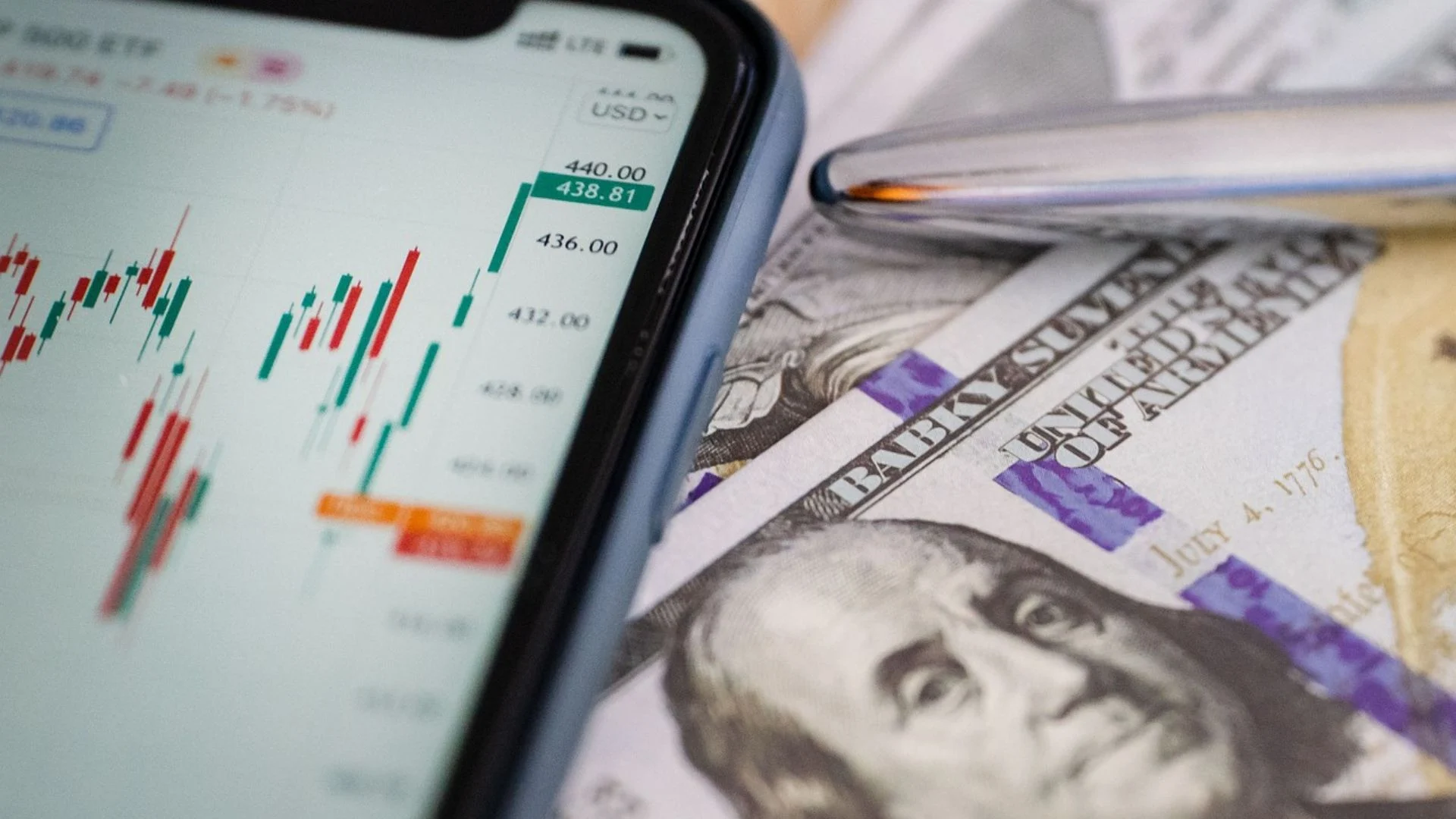 Illustration of financial trap: Luxury lifestyle contrasted with zero savings and high debt.