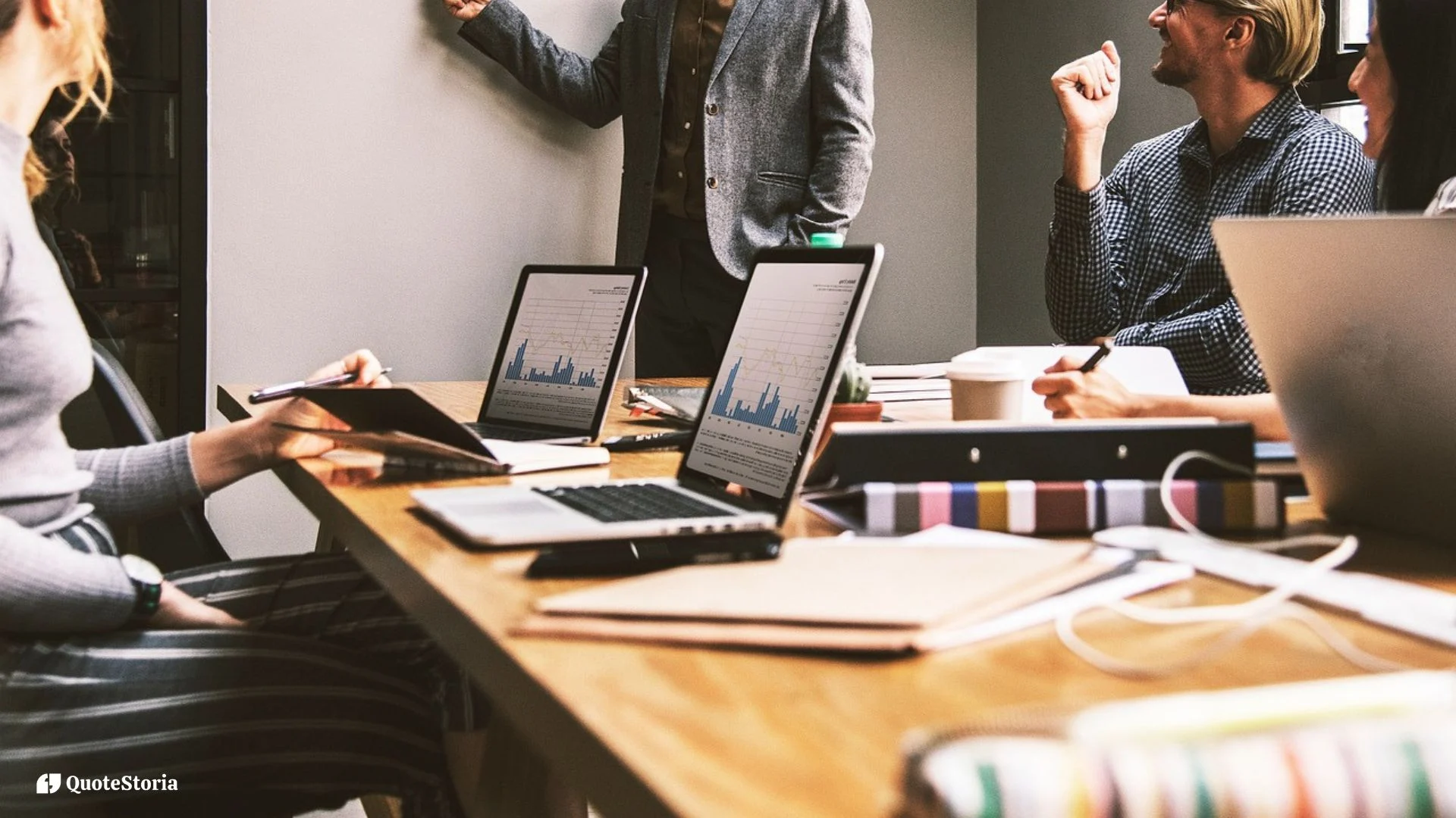 Visual metaphor for workplace competition versus collaborative focus.